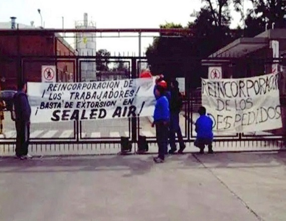 “Durante toda la conciliación la gente siguió colaborando, incluso trabajando en sus francos, y esta fue la respuesta. Hoy tenemos la planta parada y 65 compañeros despedidos”, resaltó el Delegado de Sealed, Alfredo Piscopo.
