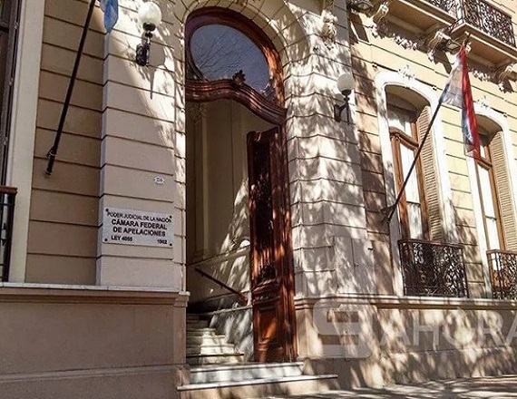 La Cámara Federal de Paraná le ordenó a la ANSES que, “otorgue al actor la prestación por desempleo prevista en la Ley 24.013, a partir del mes de enero de 2025, con más intereses conforme la tasa pasiva promedio del BCRA”.