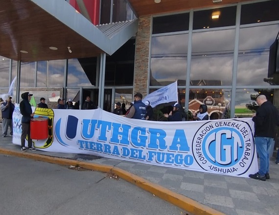 “Tras detectar salarios y aguinaldos impagos en el Hotel Atlántida de Río Grande y no lograr que la situación se resuelva con el diálogo, nos manifestamos frente al Hotel”, se publicó en el Facebook “Uthgra Tierra Del Fuego”.