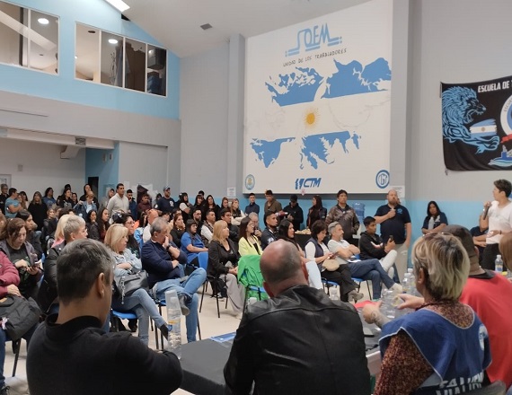El Frente Sindical Santa Cruz decidió, paralelamente, avanzar en la convocatoria a un Plenario Provincial de Trabajadores, con el objetivo de organizar una marcha provincial conjunta hacia fines del mes de febrero.