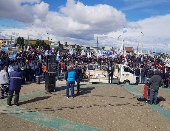 Acompañaron en el acto los gremios ATSA, SUTEF, AFUDI, SADEM, CTA Autónoma, ATM; el Centro de Jubilados de ATE, Centro de Estudiantes de la UNTDF; el Partido Obrero, la Izquierda Socialista, la CCC; entre otros.