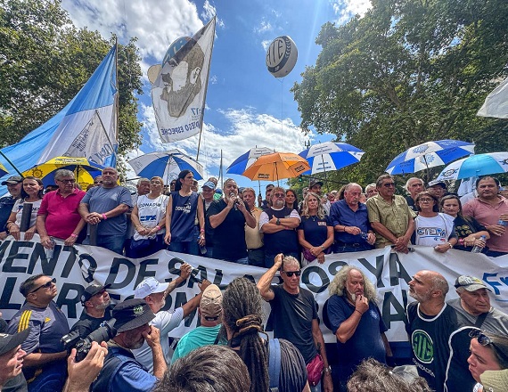 “Que sepan todos ellos que no les vamos a dar tregua”, dijo Hugo Godoy y ratificó que, “este plan de lucha habrá de continuar hasta que los venzamos y que los derechos de los trabajadores se conviertan en justicia para toda la patria”.
