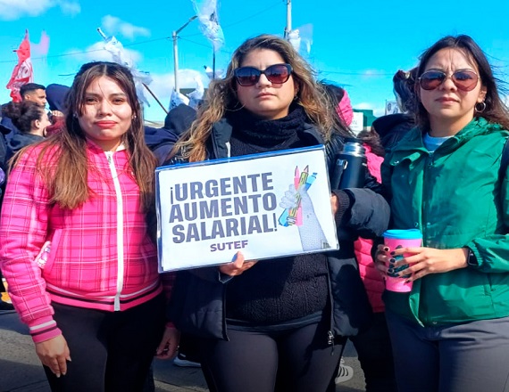 “El nivel de endeudamiento que atraviesan hoy las familias docentes es insostenible y asfixiante”, remarcó el SUTEF y recordó que, “el Gobierno de la provincia adeuda el impacto del 2% de julio del 2025”. Foto: Prensa SUTEF.