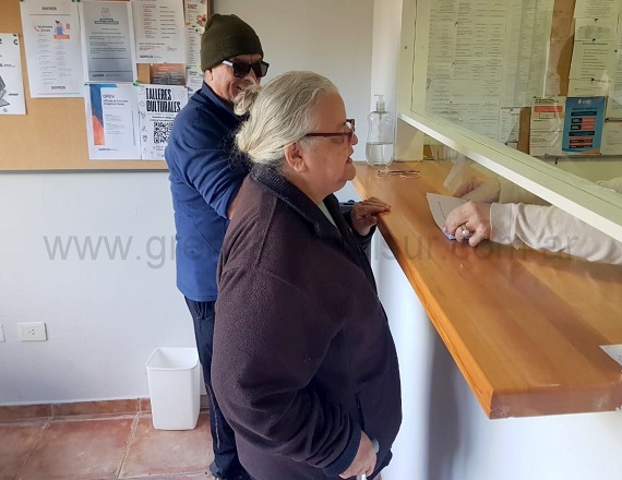 “Los escritos están dirigidos al Gobernador, pero también a integrantes del directorio de la OSEF, principalmente a tres integrantes: la Presidenta, el Vicepresidente, y el Vocal de los jubilados”, indicó Juana Espinoza.