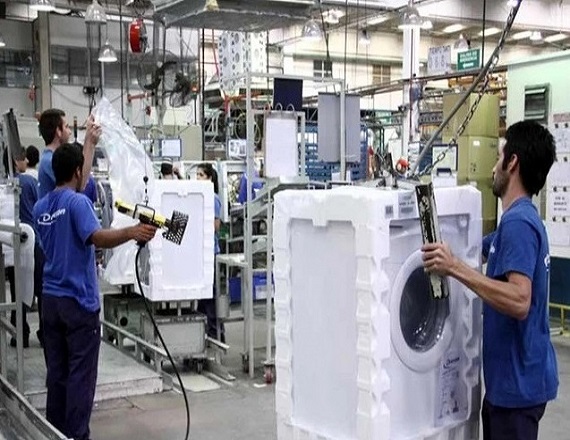 El recorte en la empresa Electrolux comenzó cuando la empresa, a partir de la apertura de importaciones, incrementó el ingreso de electrodomésticos fabricados en Brasil, lo que impactó de lleno en la actividad local.