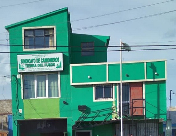 El hecho ocurrió el martes en horas de la mañana cuando, aparentemente, Ramón Acosta, quien se encontraba trabajando junto a otra persona, pisó sobre una chapa traslúcida la cual se quebró y el joven cayó al vacío.