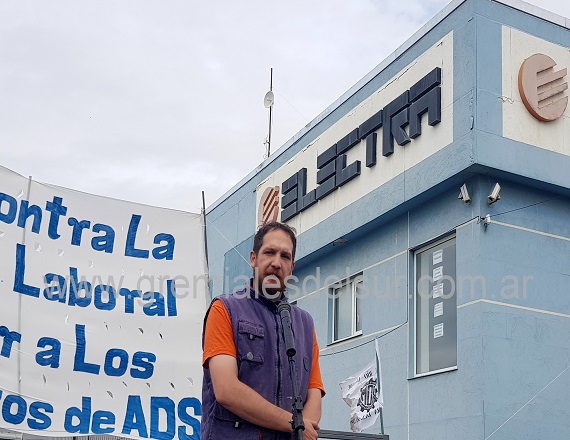 “Todas las noches, mientras estamos esperando nuestra guardia, esperando novedades, esperando que el Juez no declare la quiebra porque ese sería el beneficio para la patronal con una quiebra fraudulenta”, señaó Maxi Uriona.