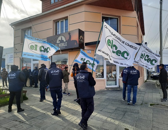 “Los trabajadores de los locales denominados Chicken Food y EL CHACARERO del barrio Austral, se encuentran tambien con haberes atrasados”, señalaron del el CEC.