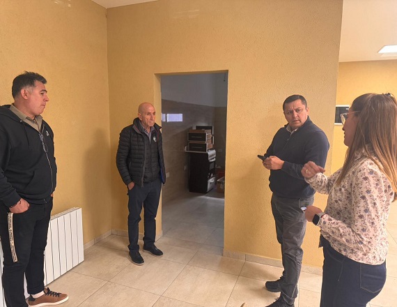 Las autoridades evaluaron el estado de los distintos sectores del complejo, verificando avances en las canchas, espacios internos, áreas de servicios, y la incorporación de equipamiento deportivo de última generación.