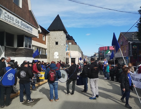 En la ciudad de Ushuaia, los estatales concentrarán en la intersección de las calles San Martín y Guaraní a las 11 horas, y desde allí marcharán hacia la Casa de Gobierno.