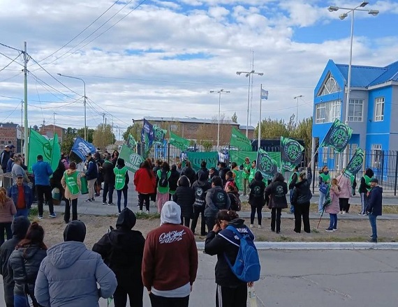 “Marlene Gómez, Secretaria General de ATE Las Heras, y José Vilan, pasaron la noche esposados en un cuarto pequeño, en pésimas condiciones, incluso negándoles medicación”, dijo el dirigetne de ATE, Gustavo Saldivia.