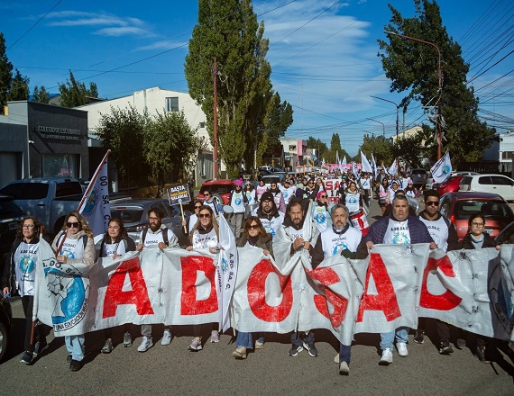 El Congreso Provincial de ADOSAC resolvió convocar a un paro de 72 horas para los días miércoles 22, jueves 23 y viernes 24 del corriente mes, en reclamo de la apertura de la negociación paritaria.