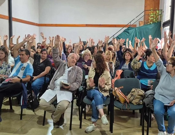 “Hemos logrado un acuerdo que nos va a permitir cobrar con este mes de abril, después de dos mes y medio de conflicto, un aumento que tiene de piso el 18% de arranque”, afirmó el Secretario General de la UEPC, Roberto Cristalli.