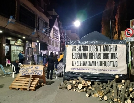 La reunión de la Comisión N° 1 de la Legislatura Provincial será donde se mantiene el acampe docente para exigir el tratamiento y sanción de la Ley de Financiamiento Educativo.