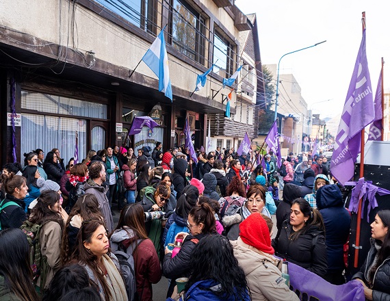 “Con la fuerza de la docencia movilizada exijamos a las Legisladoras y Legisladores la sanción de una ley de financiamiento que garantice recursos para la Educación Pública”, señala el SUTEF en un comunicado de prensa.