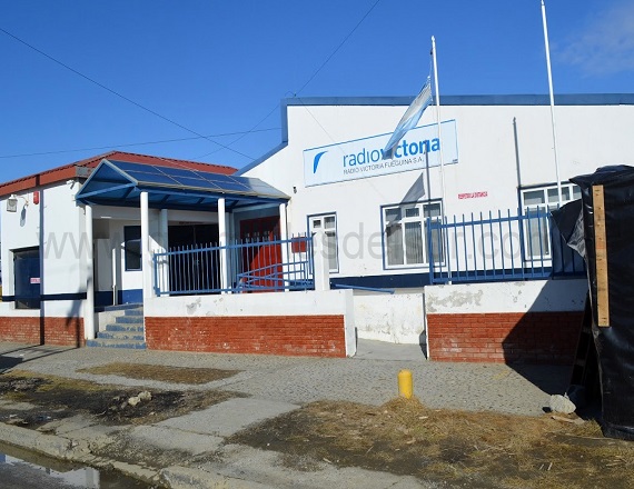 En el caso del Grupo Radio Victoria, las desvinculaciones está referidas a la finalización de contratos laborales a concretarse con el cierre del mes de abril y alcanzaría a más de 20 trabajadores.