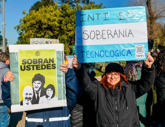 “Es inaceptable que la respuesta del Estado ante la incertidumbre laboral y el reclamo legítimo sea la represión física hacia sus propios trabajadores”, expresaron desde la Junta Interna de ATE en el INTI.