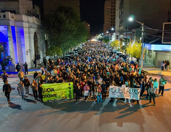 A la protesta se sumaron auxiliares de la educación, trabajadores de salud, empleados de distintos entes estatales, todos unidos por una misma realidad desesperante, sueldos de miseria, y salarios por debajo de la línea de indigencia.