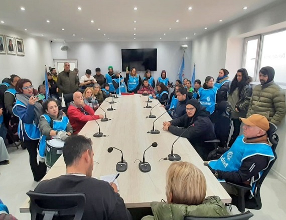 Los trabajadores del Hospital Regional Río Grande, luego de la asamblea que rechazó el aumento salarial propuesto por el Gobierno provincial, trasladaron el reclamo al Concejo Deliberante de Río Grande.
