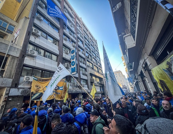 Mientras el oficialismo de la UOM rechazó la decisión de la Justicia y la vinculó con el modelo económico, la oposición denunció fraude y la presencia de barras bravas y policías para condicionar el voto en los comicios de la seccional Campana.