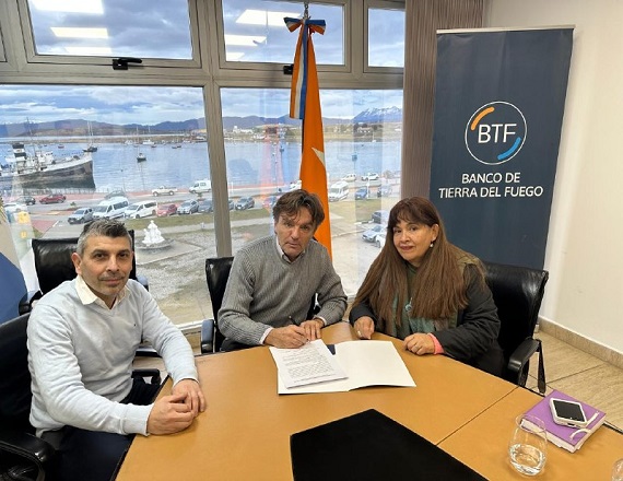 Cerca de 100 afiliados al gremio docente podrán acceder a créditos personales específicos para financiar las obras necesarias para extender la red troncal de servicios públicos hasta los lotes adjudicados.
