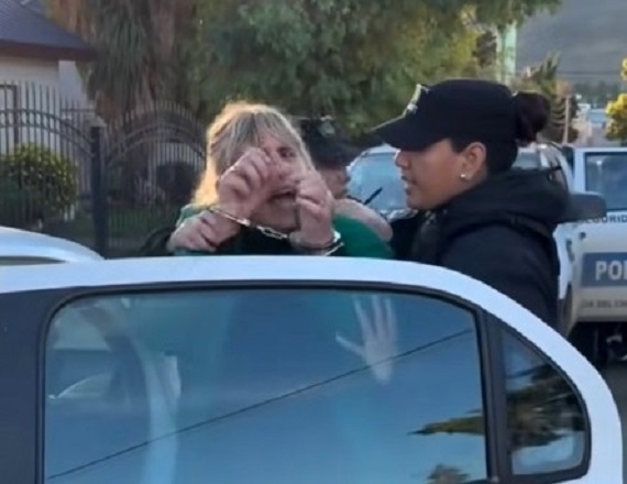 La policía intervino con divisiones especiales cuando los manifestantes intentaban entregar un petitorio en la Supervisión de Escuelas. Finalmente fue detenida la Secretaria General de ATE, Verónica Rosales; y otros 4 dirigentes.