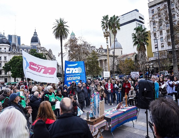 “Hay un genocidio por goteo que está sucediendo en nuestra Patria. Hoy hay más abuelos muertos que en tiempos de la pandemia”, sostuvo el Padre Paco Olveira al enumerar los motivos de la protesta.