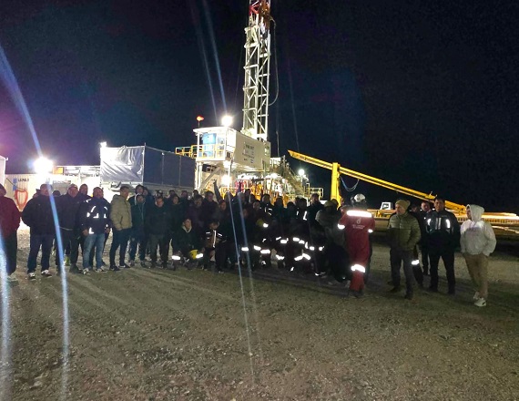 En un masivo Plenario en Comodoro Rivadavia, el Cuerpo de Delegados repudió el accionar, calificándolo como una “violación a las actas paritarias”, y se movilizó de noche hacia los yacimientos para reactivar los equipos y asegurar cada puesto labo