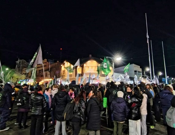 En Caleta Olivia, la protesta recorrió las principales avenidas. En Río Gallegos, los gremios rodearon la Casa de Gobierno. También hubo marchas de policías en Las Heras y en la capital provincial.