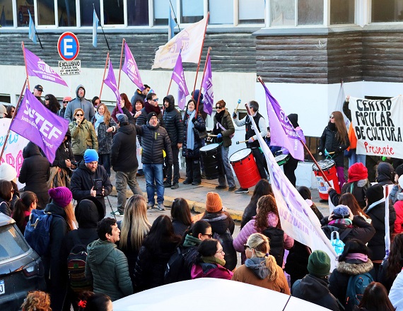 “Creemos que hay que parar las clases por tiempo indefinido hasta que la agenda política local atienda el reclamo de los trabajadores de la educación”, resaltó el Secretario General del SUTEF, Horacio Catena.