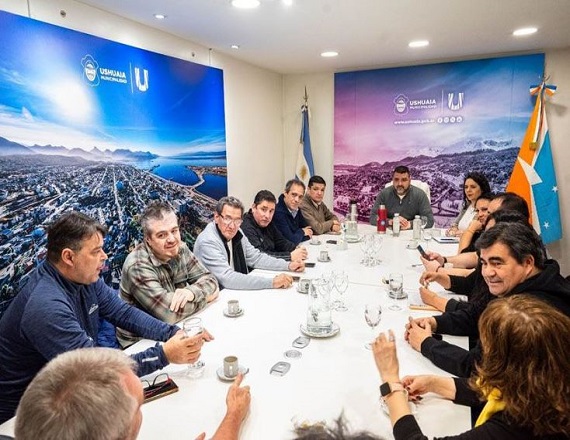 El anuncio se realizó durante una reunión de la que participaron la Jefa de Gabinete, Yésica Garay; el Subsecretario de Asuntos Gremiales, Fernando Starkloff; y dirigentes de ATE, SOEM, SEMUP, SPJ, UPCN, ASEOM y SADEM.
