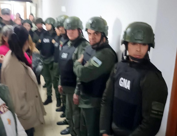 “Redoblamos la organización y la lucha. Concentramos para exigir la reincorporación de las y los despedidos, el fin de la represión, y la defensa del Estado y de las políticas públicas”, remarcó ATE Capital.