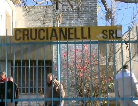 Los operarios de la fábrica autopartista Crucianelli llegaron el lunes a trabajar como cualquier otro día y se encontraron con las puertas cerradas, sin telegramas y sin respuesta de los dueños.