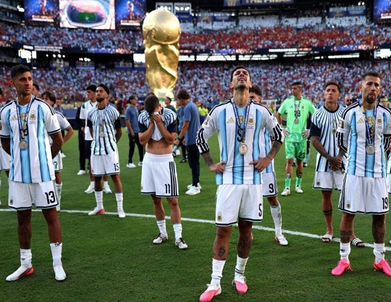 El seleccionado argentino arribará al aeropuerto internacional de Ezeiza en horas de la tarde del lunes 20 de julio, por lo que es probable que el Feriado Nacional se fije para este martes 21.