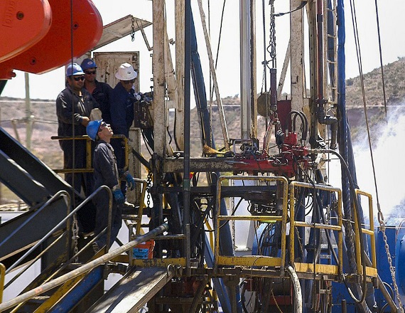 Este escenario vuelve a reflejar la incertidumbre que atraviesa la actividad petrolera en la Cuenca del Golfo San Jorge, así como el fuerte impacto que la paralización de empresas y equipos produce sobre la economía regional.