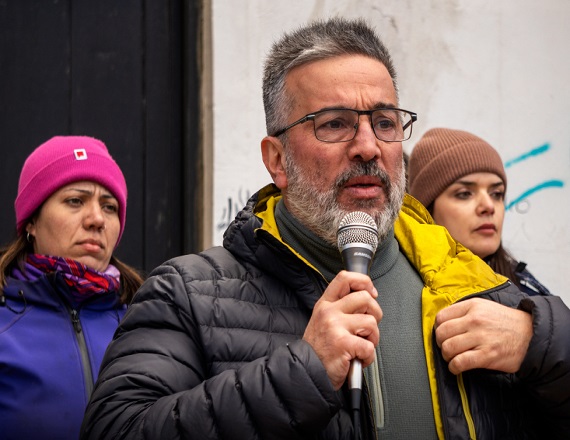 “Nosotros en la provincia llamamos un paro por tiempo indeterminado para poder discutir salarios, inversión en las escuelas, y garantía para nuestros pibes y nuestras pibas”, señaló el titular del SUTEF, Horacio Catena.