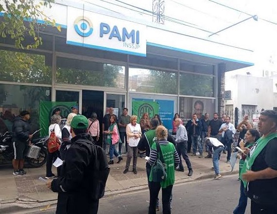 Esta medida llega a partir de la decisión del Juzgado Nacional de Primera Instancia del Trabajo Nº 77, el cual dio lugar al reclamo de ATE, obligando al Gobierno a reinstalar en sus puestos de trabajo a los despedidos.