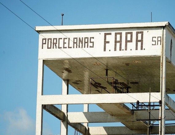 El cierre de FAPA ocurrió en paralelo con una modificación de las condiciones de importación. La Resolución 345/2026 estableció durante seis meses la suspensión de los derechos antidumping aplicados a estos productos.