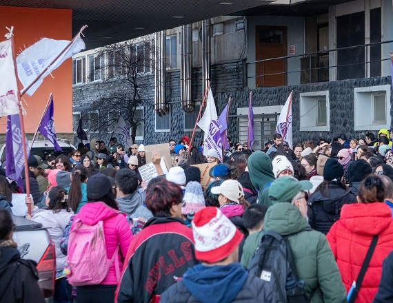 Ante la convocatoria por parte del Ministerio de Educación, se ha reprogramado la concentración del lunes 24 de agosto, la que se realizará a las 12 horas con concentración en el acampe en la ciudad de Ushuaia para luego marchar.