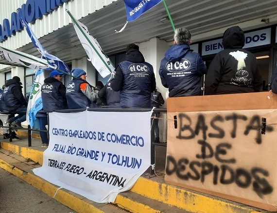 “La Anónima se comprometió a no avanzar con nuevos despidos durante los próximos 30 días, hasta una reunión con el Gerente Regional”, comentó el Secretario General del CEC, Daniel Rivarola.