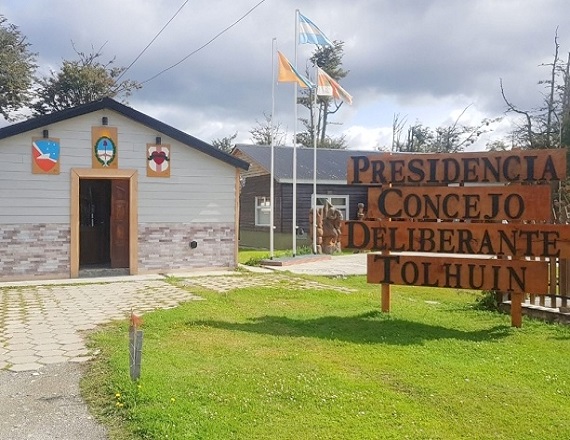 La minuta sancionada por el Concejo Deliberante de Tolhuin reclama que el Gobierno provincial deje de esperar el desgaste del conflicto y avance en una negociación efectiva que permita construir una solución.