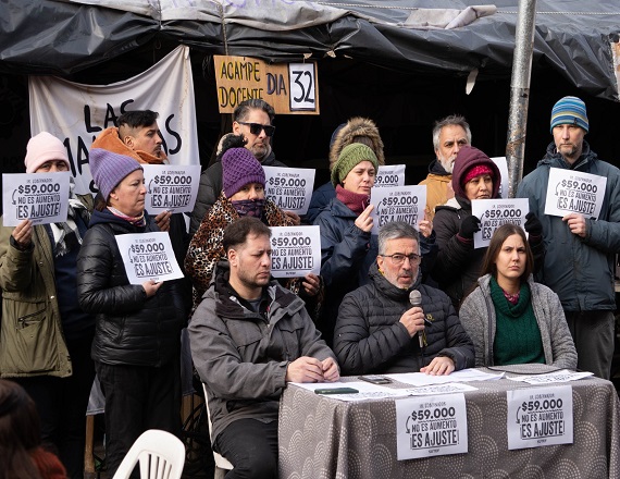 “La huelga no se levanta, el paro continúa hasta que haya una propuesta salarial”, afirmó el Secretario General del SUTEF, Horacio Catena, en conferencia de prensa dada en acampe frente a la Casa de Gobierno en Ushuaia.