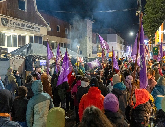 “Hay que parar ese ajuste en el presupuesto de la provincia, hay que defender cada hora cátedra que está en escuelas secundarias, que está en los niveles y modalidades, esas que no están en las plantas orgánicas funcionales”, dijo Catena.