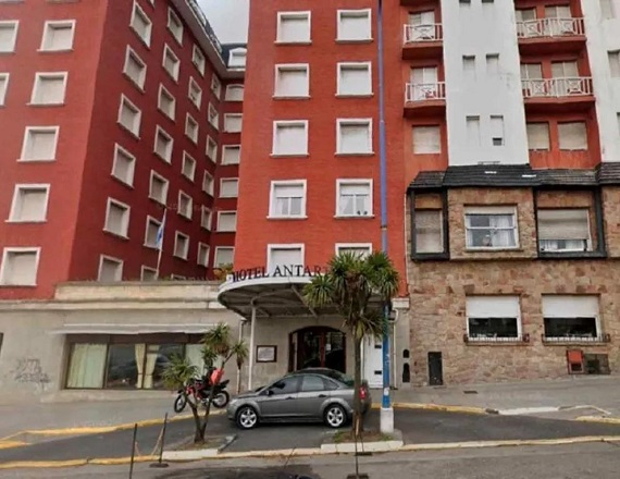 La medida genera especial preocupación porque muchos de los trabajadores hoteleros acumulan una extensa trayectoria en los establecimientos. Estamos hablando de trabajadores que tienen 40 años de servicio.
