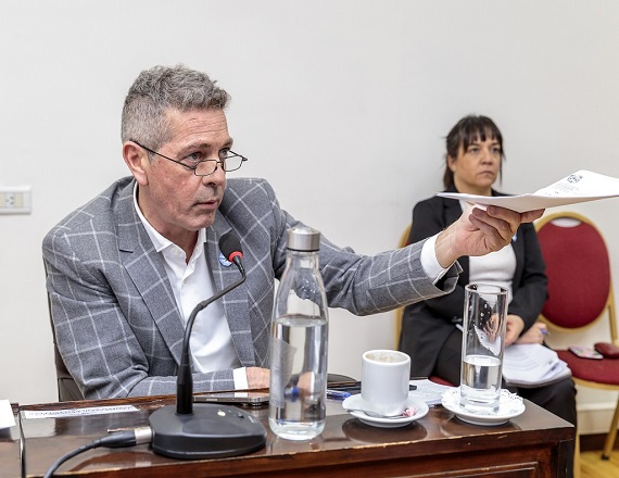 El régimen alcanzaría a trabajadores del Escalafón Húmedo que preste servicios en hospitales, CAPS, centros de salud y demás establecimientos públicos asistenciales, incluyendo al personal administrativo que desarrolla allí sus funciones.