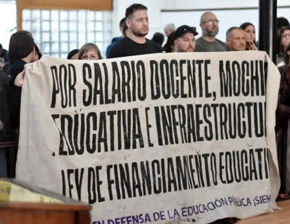 “Que no haya prosperado la moción para quitar la urgencia es un paso que impide una nueva postergación del debate que la docencia fueguina planteó a la dirigencia política de la provincia”, remarcó el SUTEF.