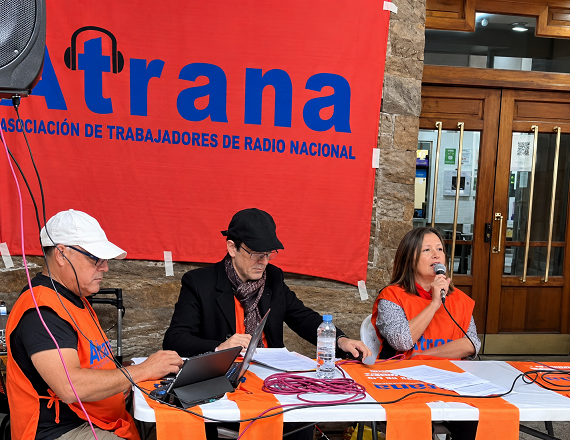“Para poder recuperar la Radio tenemos que recuperar el salario”, remarcó Cecilia Bari y agregó, “y cuando logremos recuperar el salario vamos a poder poner en pie esa Radio Nacional que todos extrañamos y que los oyentes nos reclaman”.