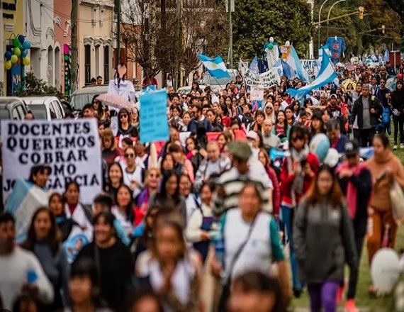 El petitorio abarca una recomposición salarial frente al proceso inflacionario, mejoras urgentes en las condiciones de infraestructura escolar, y la regularización del personal de maestranza y ordenanzas.