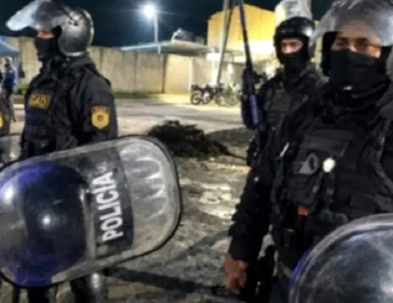 Más de 150 efectivos se apostaron en la madrugada en los portones de la planta Pinazo para permitir que camiones con pollos e insumos entren a la planta.