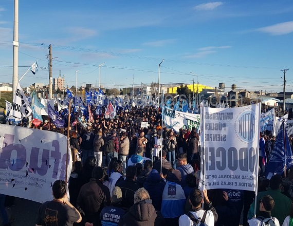 La Marcha contó con el acompañamiento de organizaciones sindicales, estudiantiles, sociales y políticas, al igual que vecinos de la ciudad. Estuvo presente el Intendente de Río Grande, Martín Pérez, entre otras autoridades.